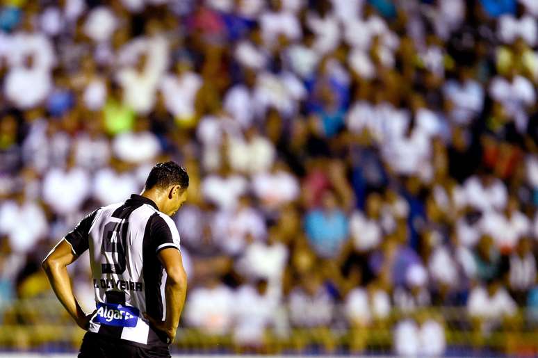 Ricardo Oliveira, que foi substituído no 2º tempo, lamenta gol tomado pelo Santos na partida contra o Red Bull Brasil