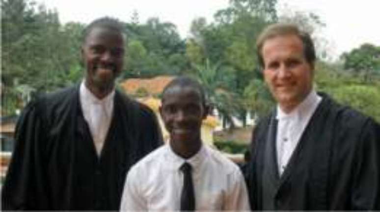 Henry e seus advogados de apelação, Edward Sekabanja e Jim Gash