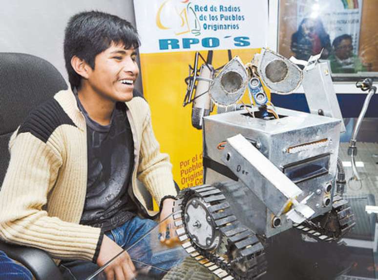 Esteban exibe sua &#039;obra prima&#039;: o robô Wall-E, feito com resíduos eletrônicos descartados