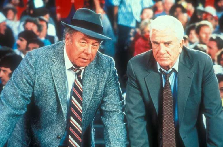 George Kennedy (esquerda) estrelou Corra que a Polícia Vem Aí junto com Leslie Nielsen