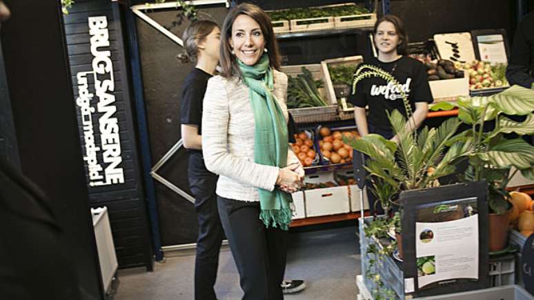 Princesa Marie circulou entre volunt&aacute;rios que fazem a sele&ccedil;&atilde;o crucial para o funcionamento do mercado (Foto: Divulga&ccedil;&atilde;o)