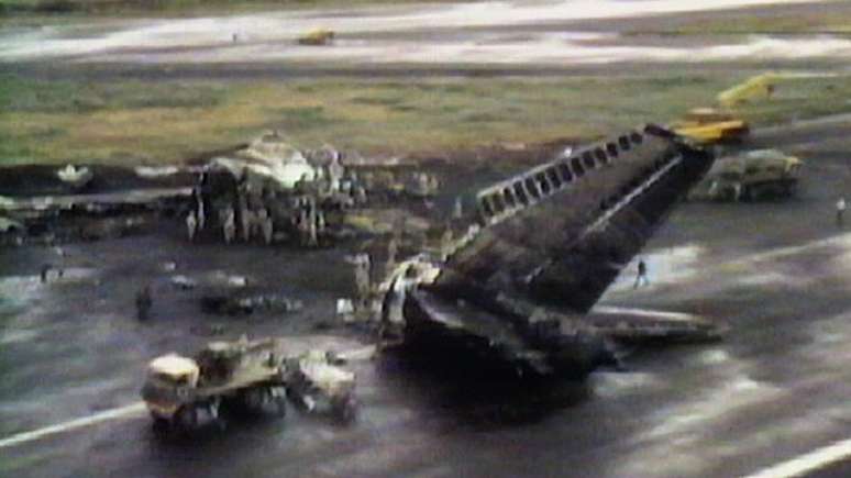 Reportagens da &eacute;poca mostraram restos dos dois avi&otilde;es na pista principal do aeroporto de Tenerife