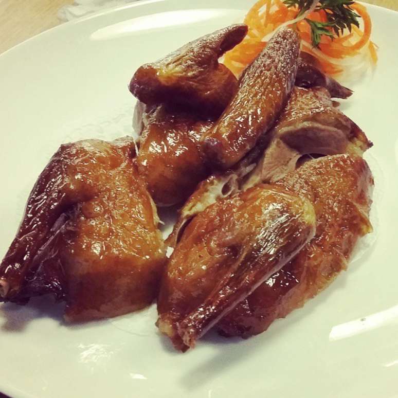 Prato com carne de pombo causou revolta em um grupo de direito dos animais