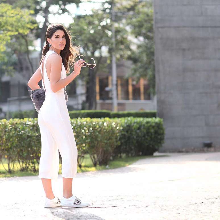 Camila Coelho em look sóbrio e sofisticado. Fotos: Reprodução, Instagram