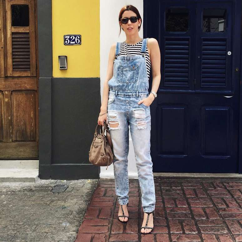 Camila Coutinho investiu num macacão jeans descolado