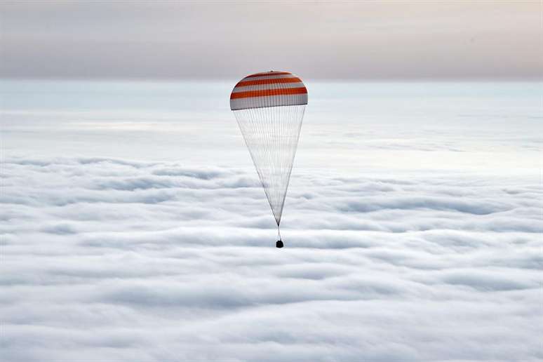 Capsula da nave Soyuz retorna à Terra