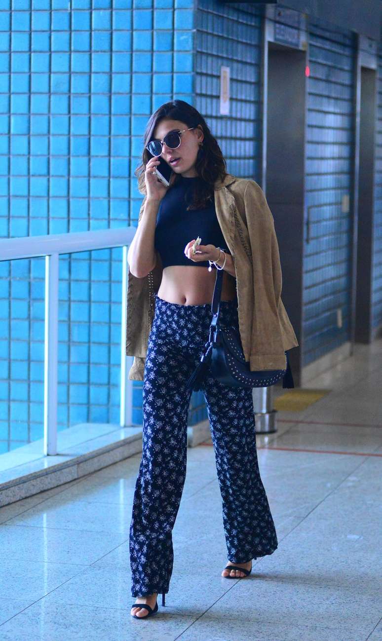 Isis Valverde embarcando no aeroporto Santos Dumont, no Rio de Janeiro