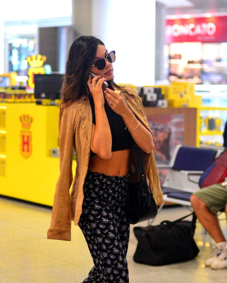 Isis Valverde embarcando no aeroporto Santos Dumont, no Rio de Janeiro