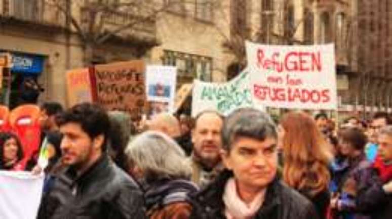 Manifestantes pr&oacute;-refugiados foram &agrave;s ruas na Espanha para criticar os governos europeus