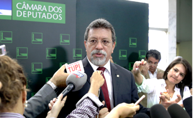 Condução de Lula hoje para prestar depoimento confirma que a Lava Jato é uma operação política e ilegal, diz líder