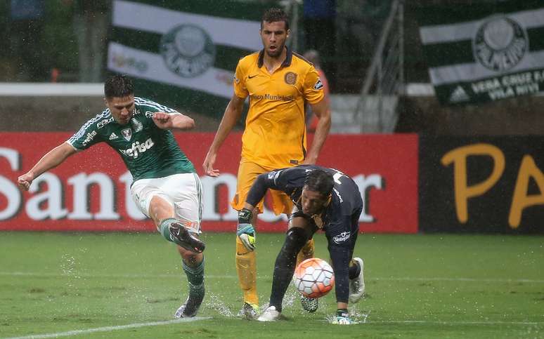 Cristaldo se livra de zagueiros, da poça de água, do goleiro, e abre o placar