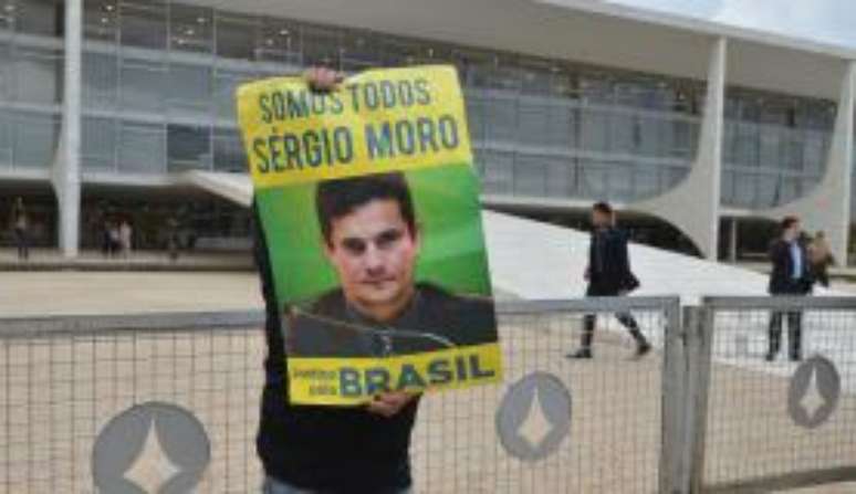 Brasília - Manifestante em frente ao Palácio do Planalto segura cartaz elogiando o juiz Sergio Moro