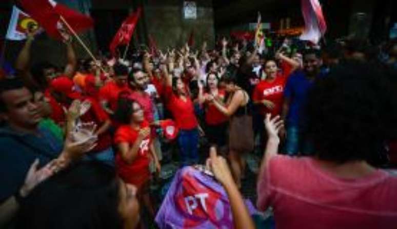 Rio de Janeiro - Sindicalistas e integrantes do PT reúnem-se na Central do Brasil em apoio ao ex-presidente Lula, após seu depoimento sob condução coercitiva à Polícia Federal 