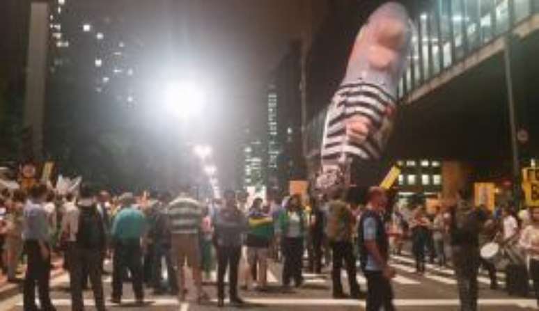 São Paulo - Manifestantes contrários ao ex-presidente Lula fazem ato em frente ao Masp