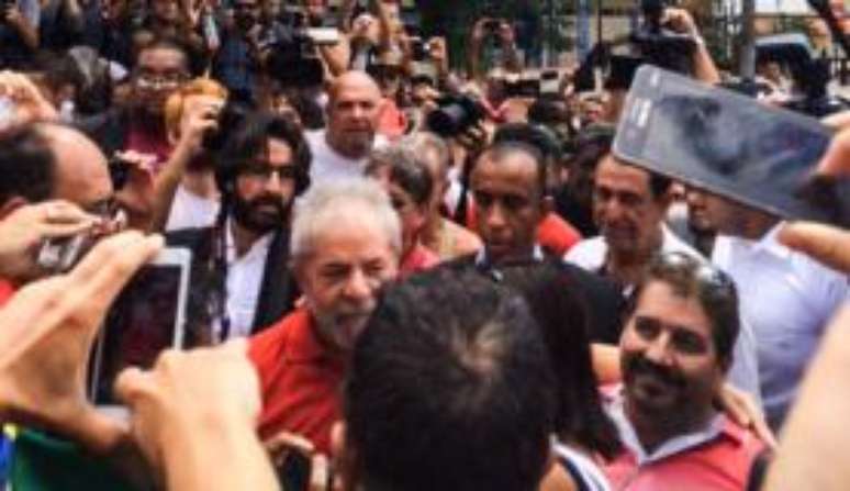  Ex- presidente Lula cumprimenta manifestantes, concentrados em frente ao prédio onde mora em São Bernardo do Campo