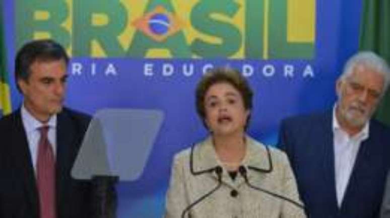 Ao lado de Cardozo (esq.) e Jaques Wagner, Dilma rebateu acusações atribuídas a Delcídio