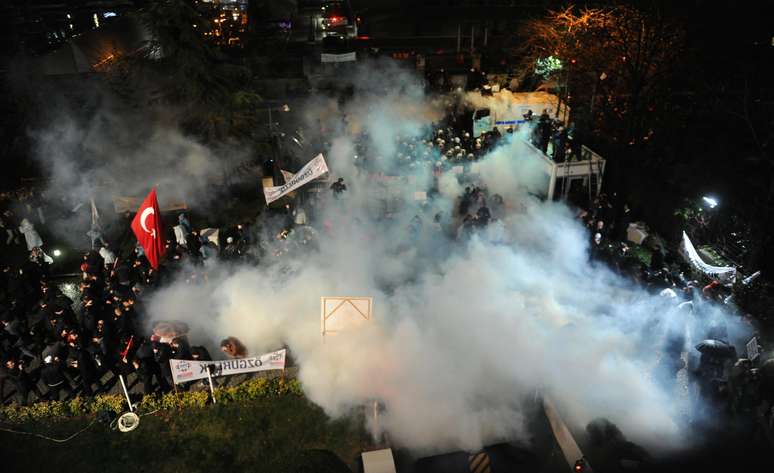 A polícia turca invadiu a redação do jornal Zaman, em Istambul, na noite desta sexta-feira (4), disparando gás lacrimogêneo contra manifestantes reunidos na porta do prédio.