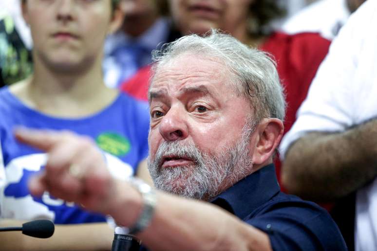 o ex-presidente Lula, após prestar depoimento na PF