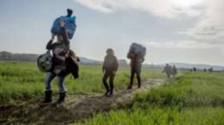 Refugiados t&ecirc;m feito longas travessias para tentar chegar a pa&iacute;ses como a Alemanha