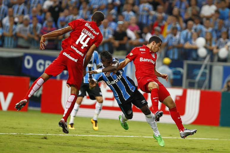 Atacante se chocou com o lateral-direito William durante o Gre-Nal 409, que terminou sem gols neste domingo, na Arena