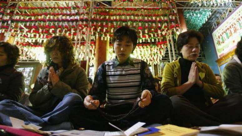 Pais de estudantes vão ao templo rezar diariamente até cem dias antes das provas