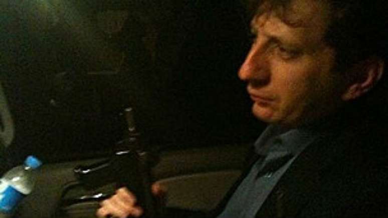 Zanjani come&ccedil;ou a ser retratado de maneira negativa na imprensa iraniana, que chegou a divulgar imagem do empres&aacute;rio portando uma arma de fogo