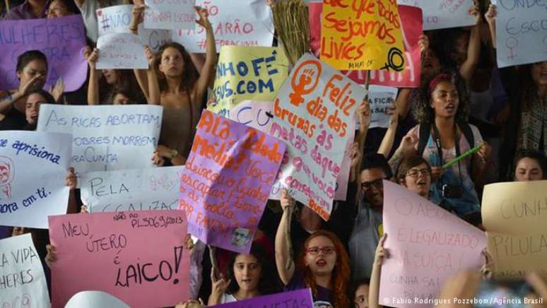 Mulheres protestam contra Eduardo Cunha