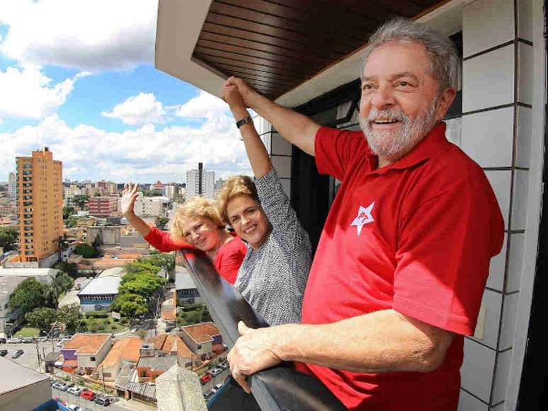 Lula, Dilma e Marisa na sacada do apartamento do ex-presidente, em São Bernardo do Campo