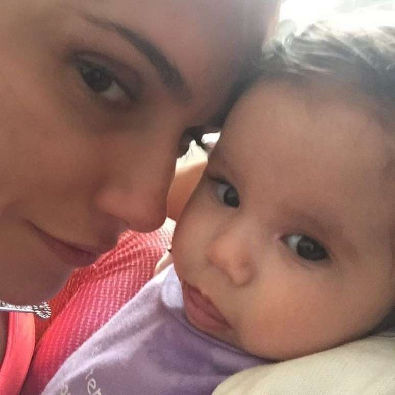 Deborah Secco e sua pequena Maria Flor de apenas 3 meses