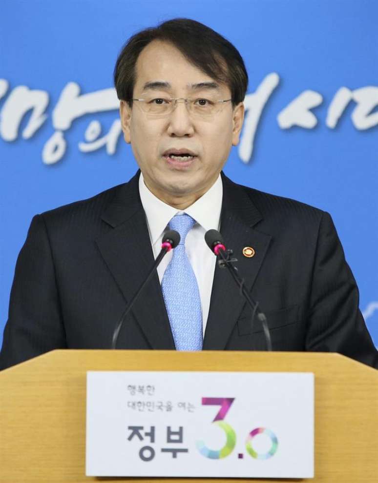 Chefe do escritório de política da coordenação governamental, Lee Suk-Joon, fala sobre as sanções durante coletiva de imprensa