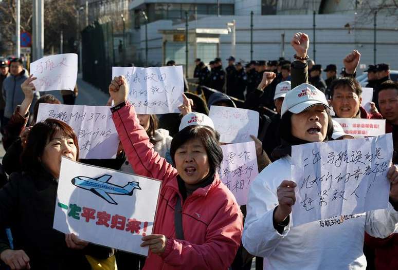 Parentes de passageiros do voo MH370 da Malaysian Airlines protestam por resultados nas buscas