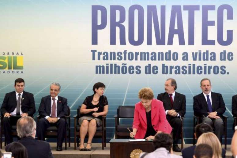 A Presidente Dilma Rousseff, durante a solenidade no Planalto, sobre medidas de fortalecimento para a formação técnica e profissional