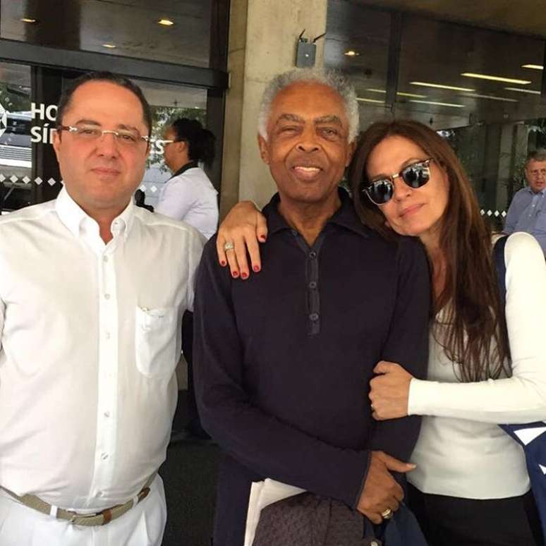  Roberto Kalil Filho, Gilberto Gil e Flora Gil saindo do Hospital Sírio-Libanês