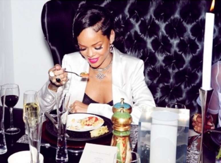 Os jantares de Rihanna dão o que falar, mas a musa revela que não fica sem comer uma besteirinha aqui e outra ali