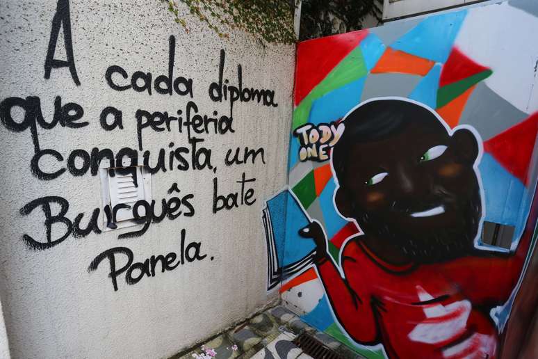 Grafite feito em apoio ao ex-presidente Luiz Inácio Lula da Silva, no Instituto Lula, na Zona Sul de São Paulo