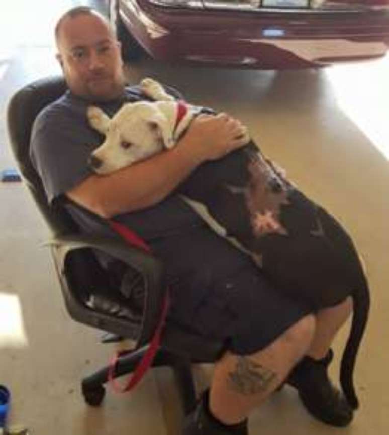 Jake com o bombeiro William Lindler, que o adotou