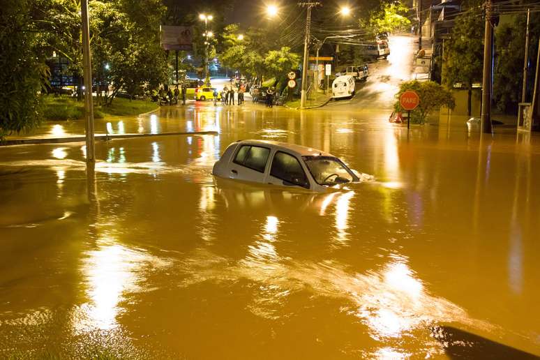 Alagamento no Centro de Caieiras, na Grande São Paulo, na madrugada desta sexta-feira (11). Pessoas ficaram ilhadas, veículos ficaram submersos e alguns foram arrastados pelas águas