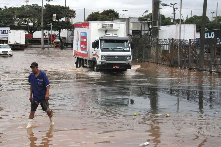 Chuva causa alagamento no Ceagesp (Companhia de Entrepostos e Armazéns de São Paulo), na Avenida Gastão Vidigal, na zona oeste de São Paulo, SP, na manhã desta sexta-feira (11)
