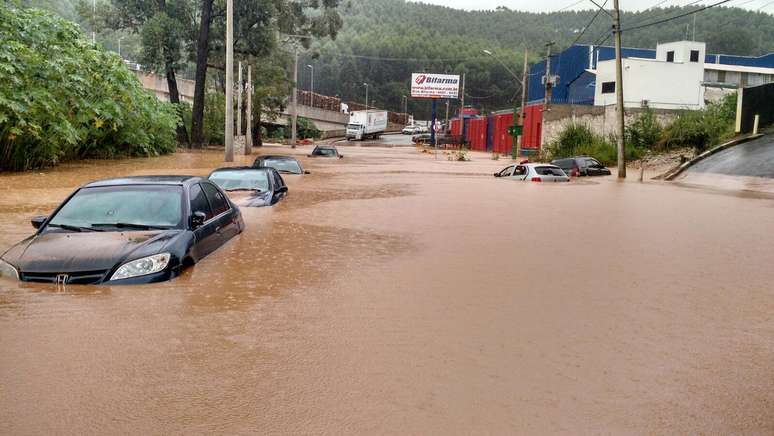 Chuva forte causou estragos em Caieiras (SP)