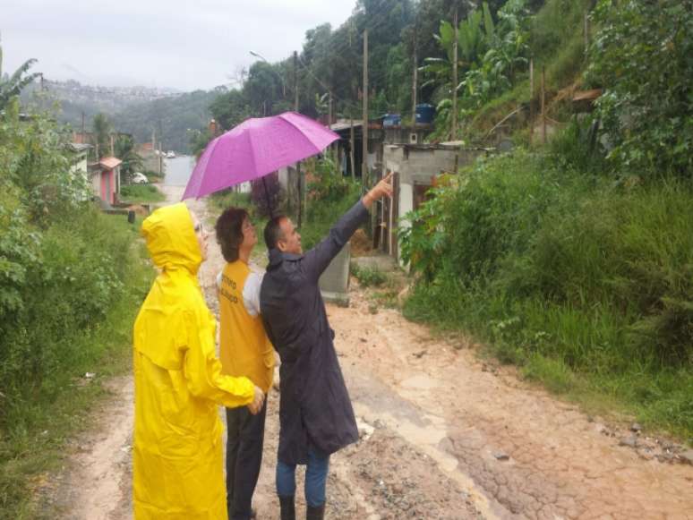 A Defesa Civil avalia os estragos provocados pelas chuvas no município de Francisco Morato