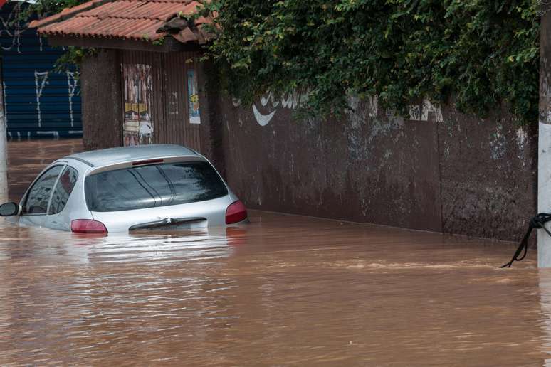 Chuva forte causou estragos em Itapevi (SP)