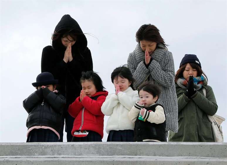 Japoneses fazem um minuto de silêncio em memória das vítimas do terremoto e posterior tsunami que aconteceu no dia 11 de março de 2011