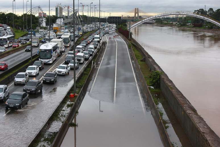Alagamento provoca congestionamento na Marginal Tietê, altura da Ponte da Casa Verde, em São Paulo (SP), na manhã desta sexta-feira (11)