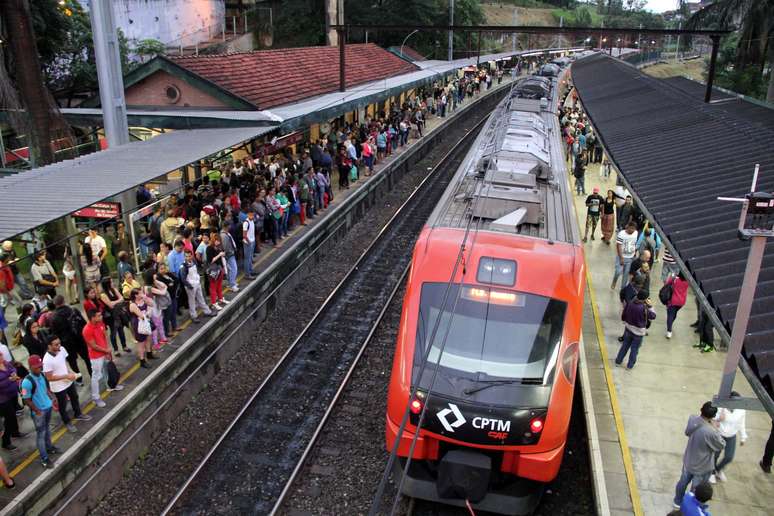Movimentação intensa de passageiros na estação Perus da CPTM, Zona Norte de São Paulo (SP), na manhã desta sexta-feira (11). Por conta das fortes chuvas, os trens da CPTM circulam com velocidade reduzida na Linha 7-Rubi, entre Perus e Jundiaí.