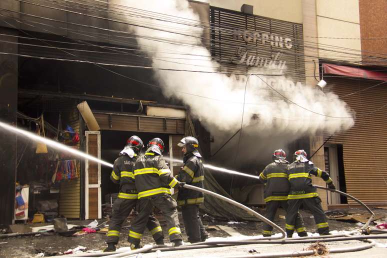 O inc&ecirc;ndio aconteceu na rua Monsenhor Andrade, no Br&aacute;s, pr&oacute;ximo a feira da Madrugada