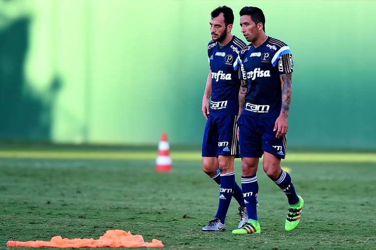 Edu Dracena e e o paraguaio Lucas Barrios, jogadores do Palmeiras, durante treino na Academia de Futebol da Barra Funda.