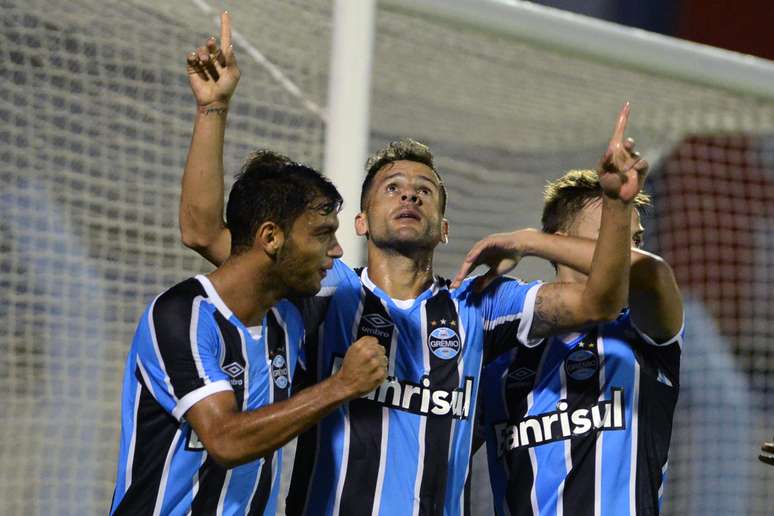 Bobô (C), jogador do Grêmio, comemora o seu gol com seus companheiros de equipe durante partida contra o Cruzeiro-RS, válida pela nona rodada da primeira fase do Campeonato Gaúcho 2016