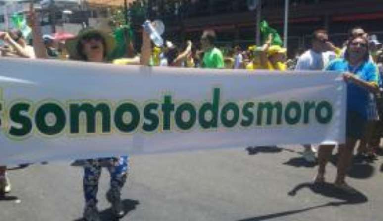 Na manifestalção, cartazes em apoio ao juiz Sérgio Moro, à Operação Lava Jato e pedindo o impeachment da presidenta Dilma