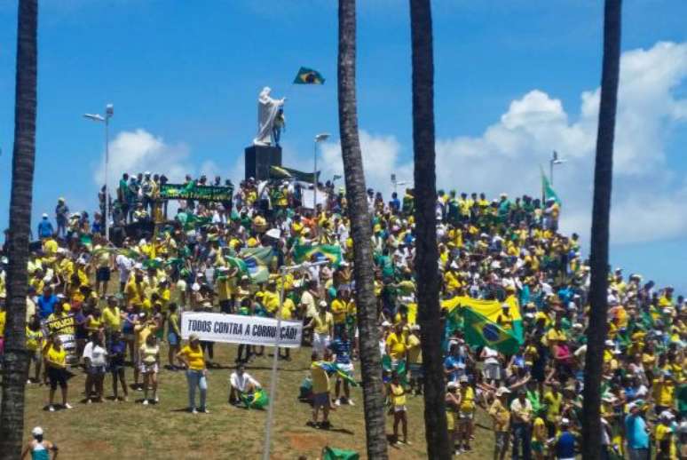 Os manifestantes encerraram o ato cantando o Hino Nacional no Farol da Barra