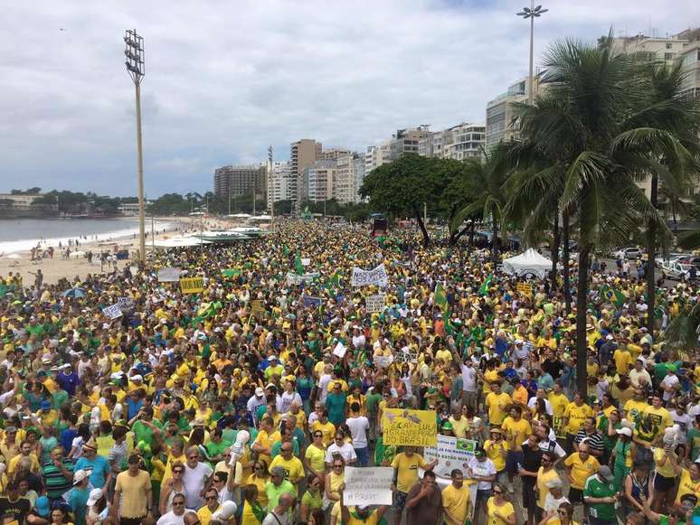 Manifestantes se concentram na manhã deste domingo (13) na orla de Copacabana, no Rio de Janeiro